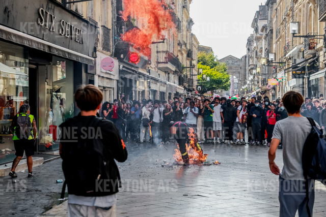 BLOCUS DU LYCÉE MONTAIGNE RUE SAINTE CATHERINE EN VUE DE LA MANIFESTATION INTERSYNDICALE / POMPIER QUI PREND FEU